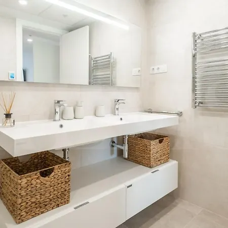아파트 Elegant 2 Bedroom Gem With Terrace And Parking Rems 푸엔히롤라
