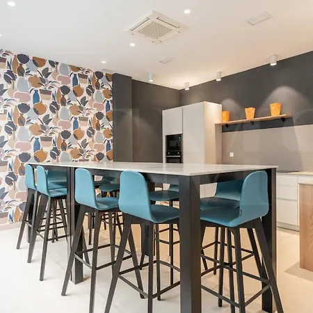 Elegant 2 Bedroom Gem With Terrace And Parking Rems 푸엔히롤라