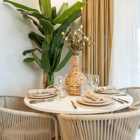 Elegant 2 Bedroom Gem With Terrace And Parking Rems フエンヒロラ