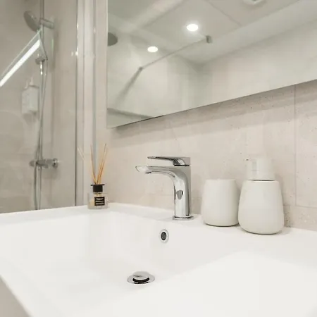 Elegant 2 Bedroom Gem With Terrace And Parking Rems アパート *