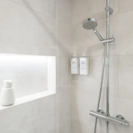 Elegant 2 Bedroom Gem With Terrace And Parking Rems アパート *